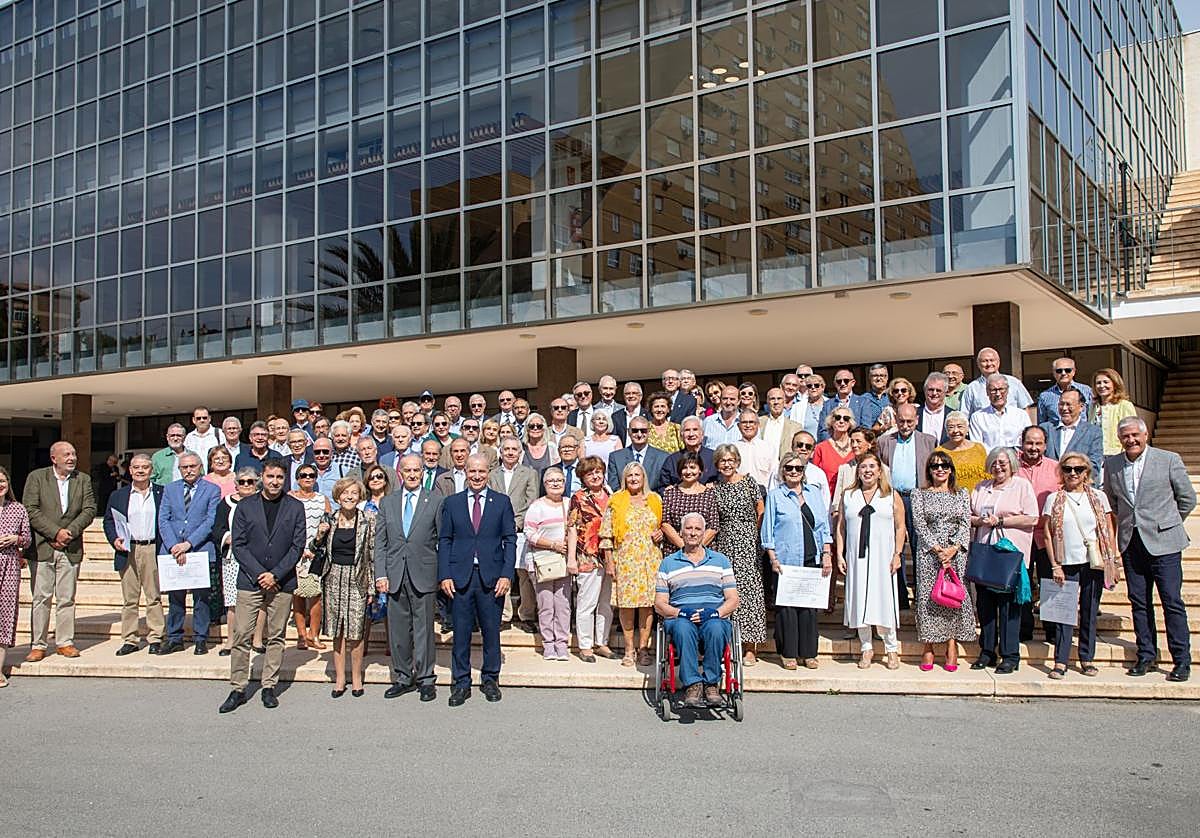 La gala por el 'Día del Médico Senior' ha tenido lugar en el Palacio de Congresos de Alicante.