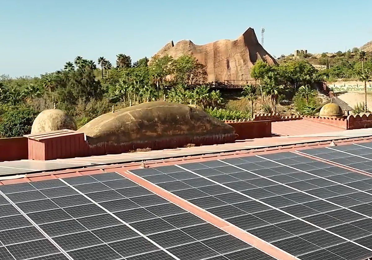 Paneles fotovoltaicos en el parque Terra Natura de Benidorm.