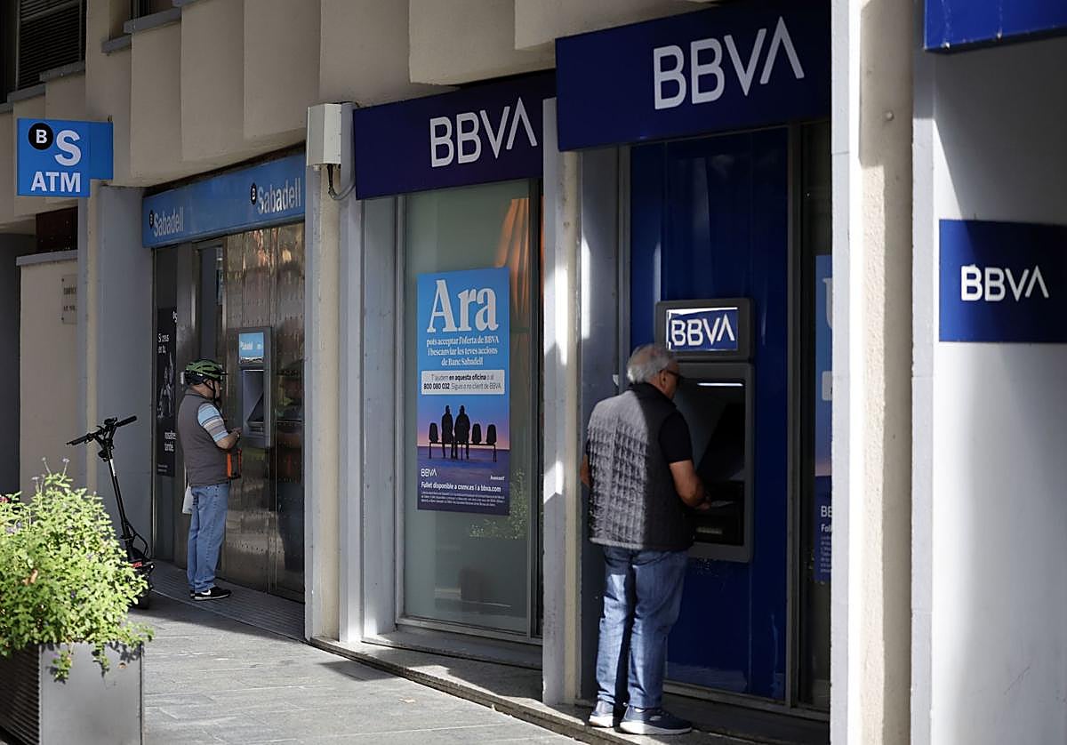 Vista de una oficina del Banco Sabadell junto a otra del BBVA.