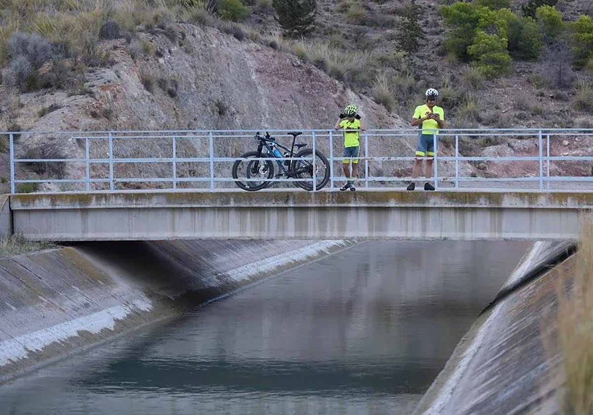 El trasvase a su paso por Sierra Espuña.