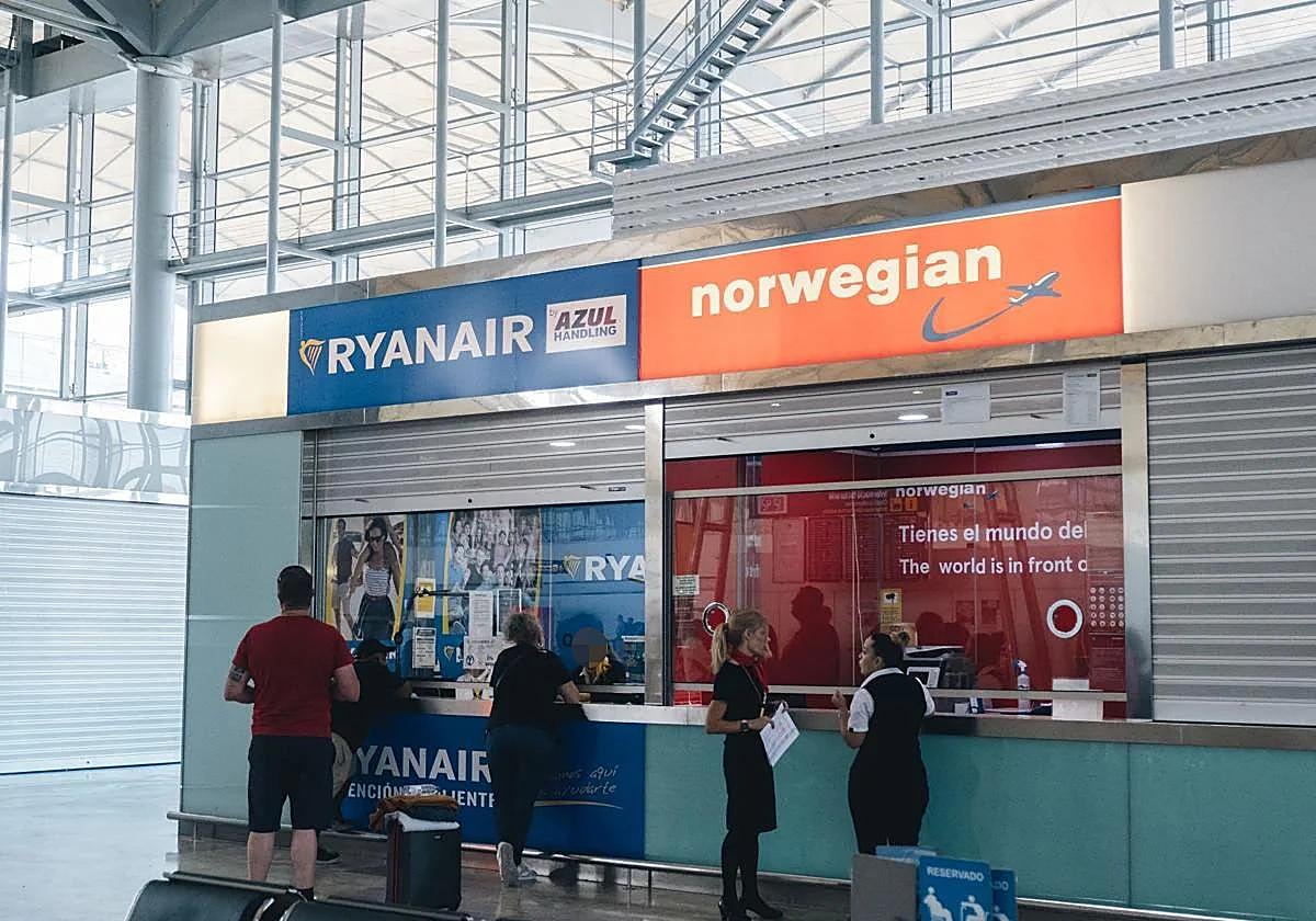 Mostrador de información de Ryanair en el aeropuerto de Alicante-Elche.