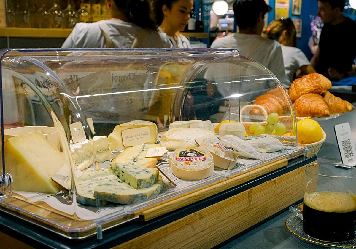 Imagen principal - Quesos, vinos y cartas de Bistrot Christine.