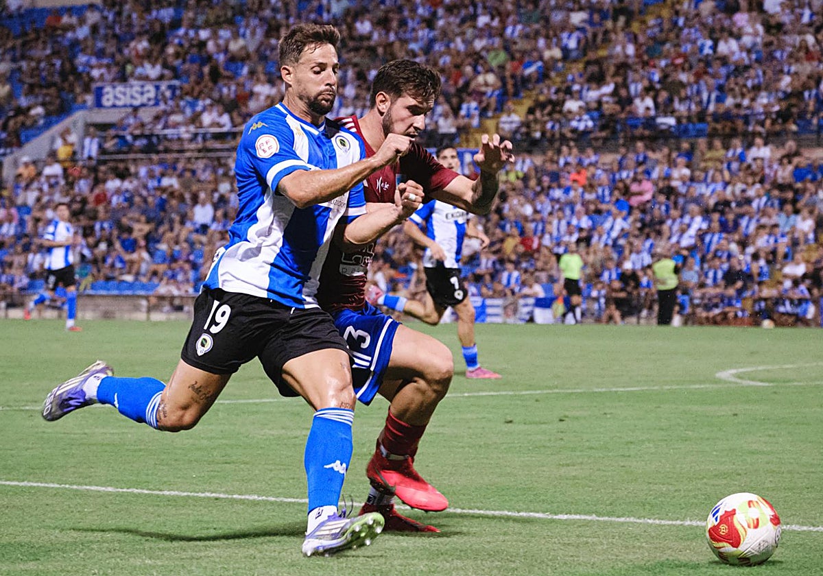 Fran Sol disputa el balón con un jugador del Tarazona.