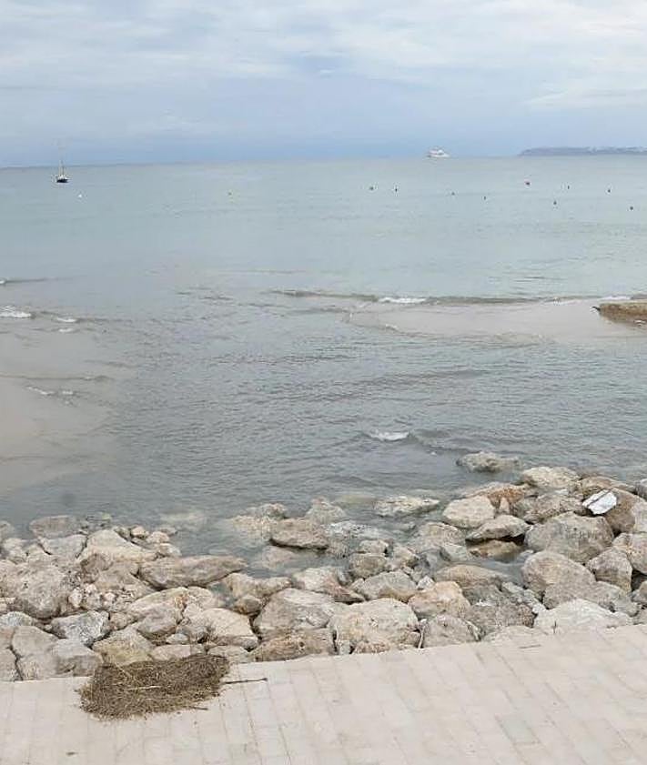 Imagen secundaria 2 - La playa de la Albufereta regenerada, sin arena y el Barranco del Juncaret.