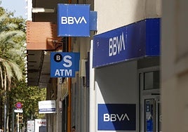 Dos sucursales contiguas del BBVA y del Banco Sabadell.