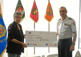 El comisario jefe provincial de Alicante hace entrega del cheque solidario a la presidenta de Adema.
