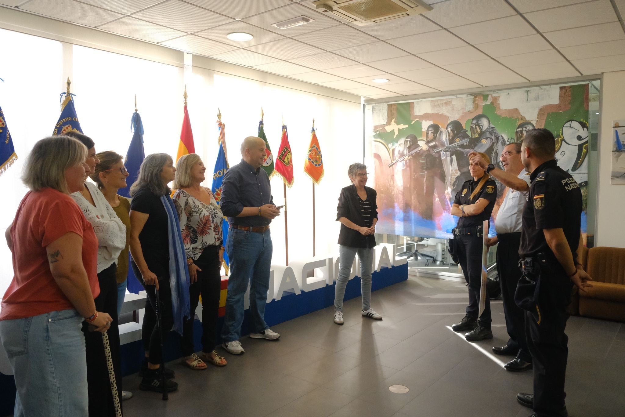 Imagen principal - Momentos del acto celebrado este viernes en la Comisaría Provincial de Alicante.