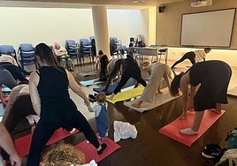 Sesiones de yoga con madres lactantes organizadas en el marco del proyecto 'Sumamos Excelencia'.