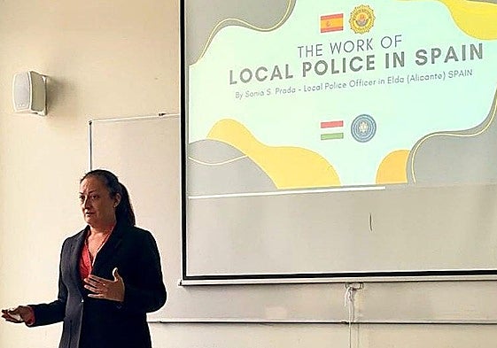 La agente de la Policía Local de Elda durante su intervención en la Universidad Ludovika de Budapest, en el marco del programa Erasmus.