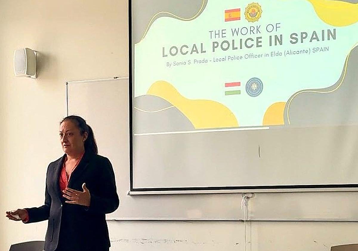 La agente de la Policía Local de Elda durante su intervención en la Universidad Ludovika de Budapest, en el marco del programa Erasmus.