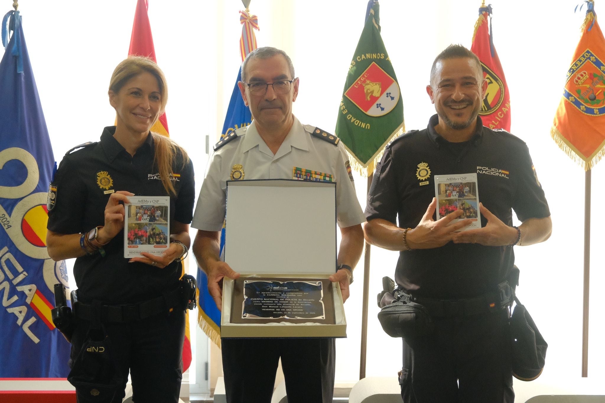 Imagen secundaria 1 - Momentos del acto celebrado este viernes en la Comisaría Provincial de Alicante.