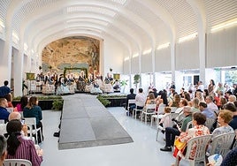 Proclamación de las belleas y dames d'honor de Sèneca-Autobusos.