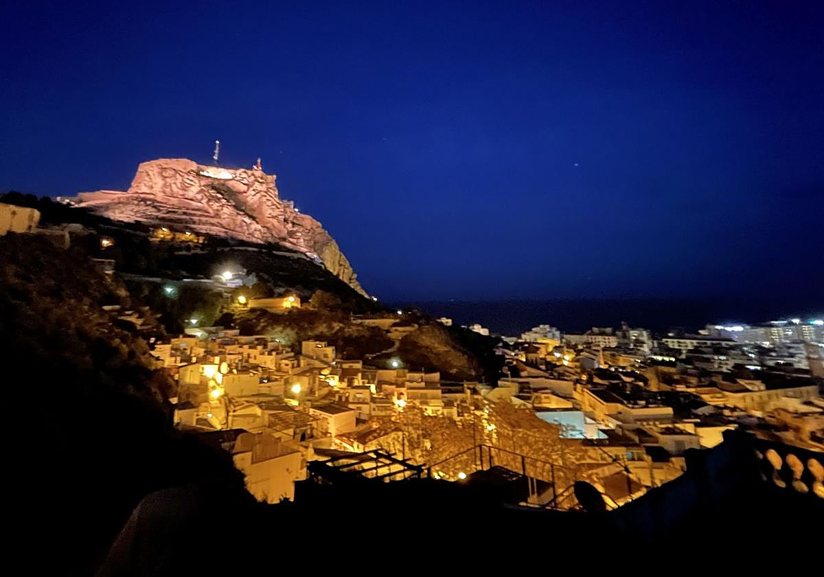 Views of the Santa Cruz neighbourhood during the night.