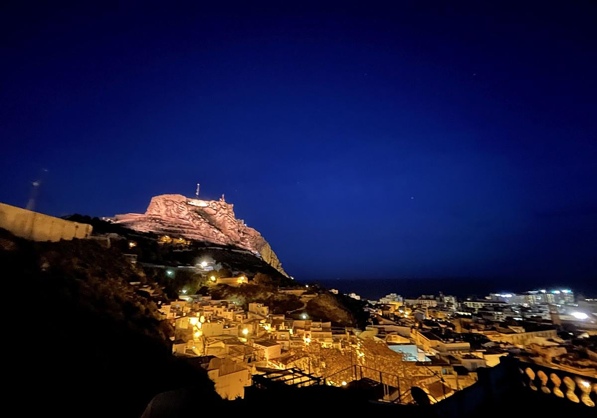 Vistas del barrio de Santa Cruz durante la noche.