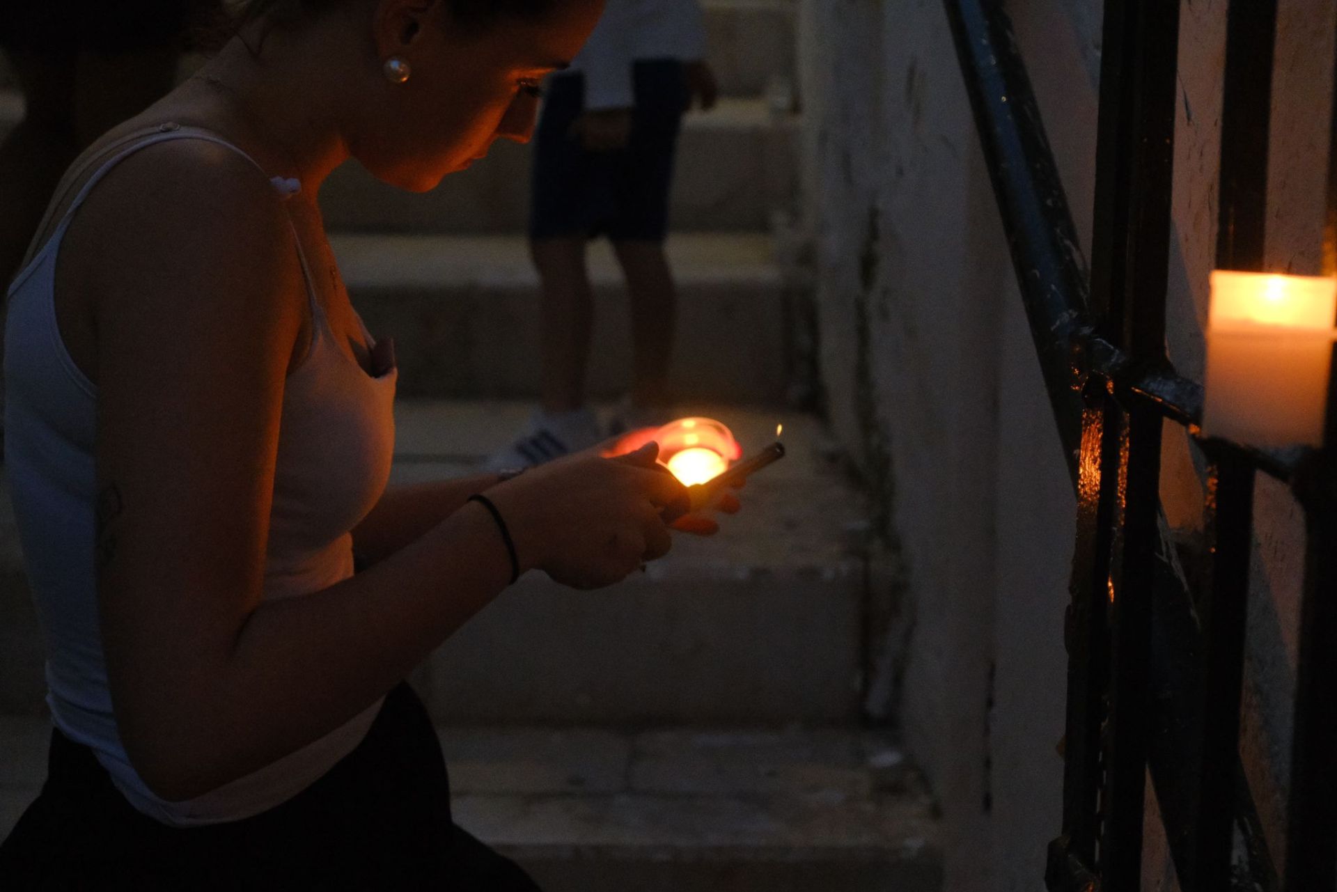 Las velas marcan el camino en el barrio de Santa Cruz
