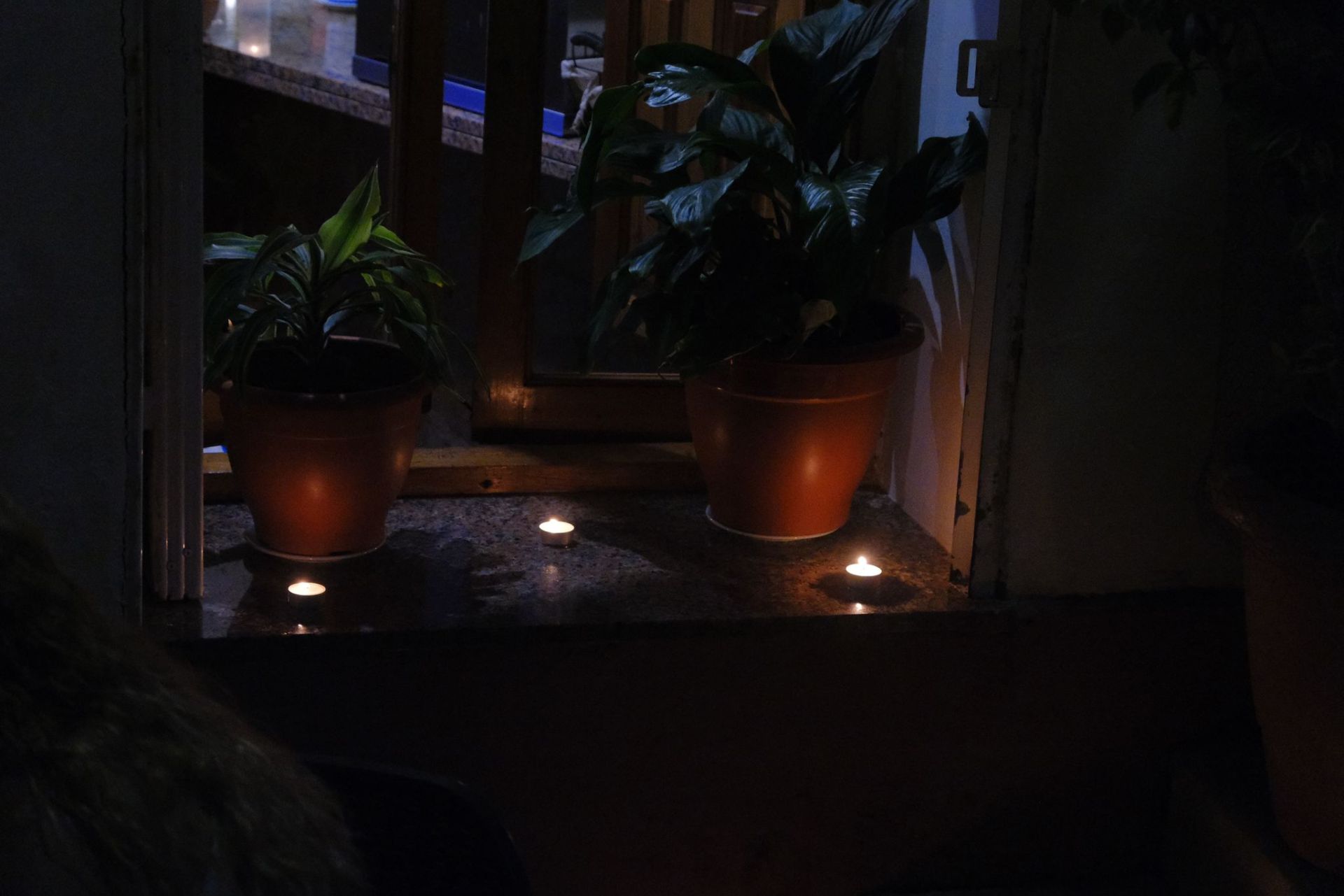 Las velas marcan el camino en el barrio de Santa Cruz