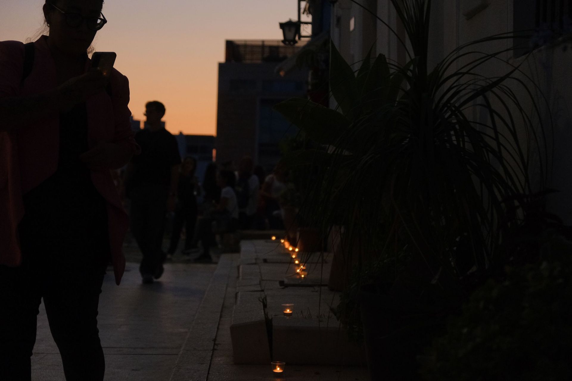 Las velas marcan el camino en el barrio de Santa Cruz