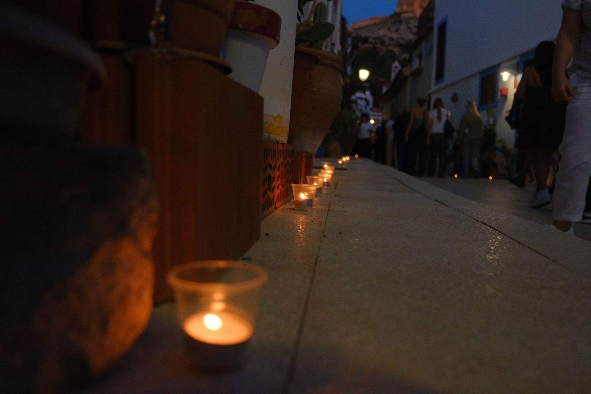 Las velas marcan el camino en el barrio de Santa Cruz