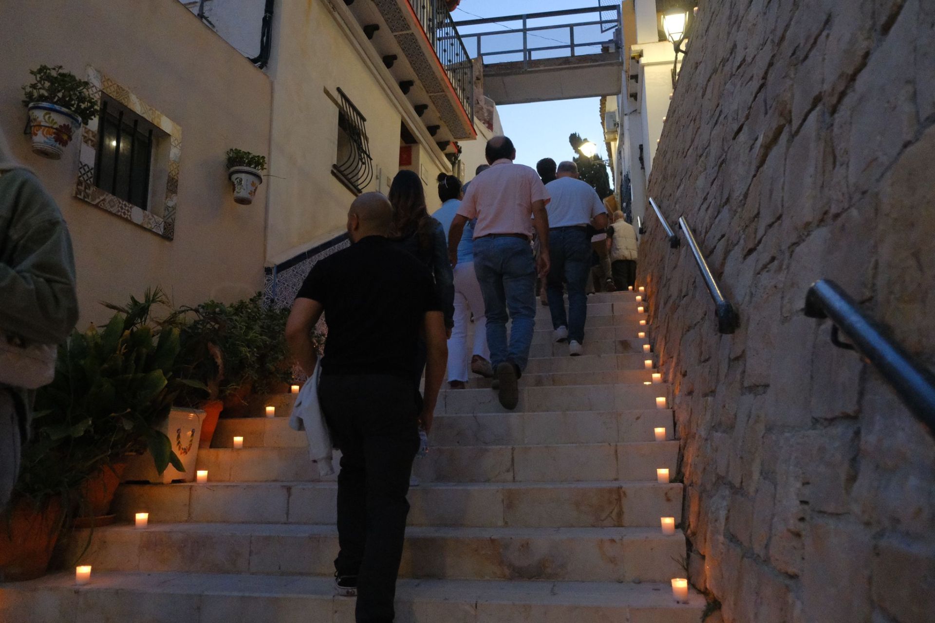 Las velas marcan el camino en el barrio de Santa Cruz