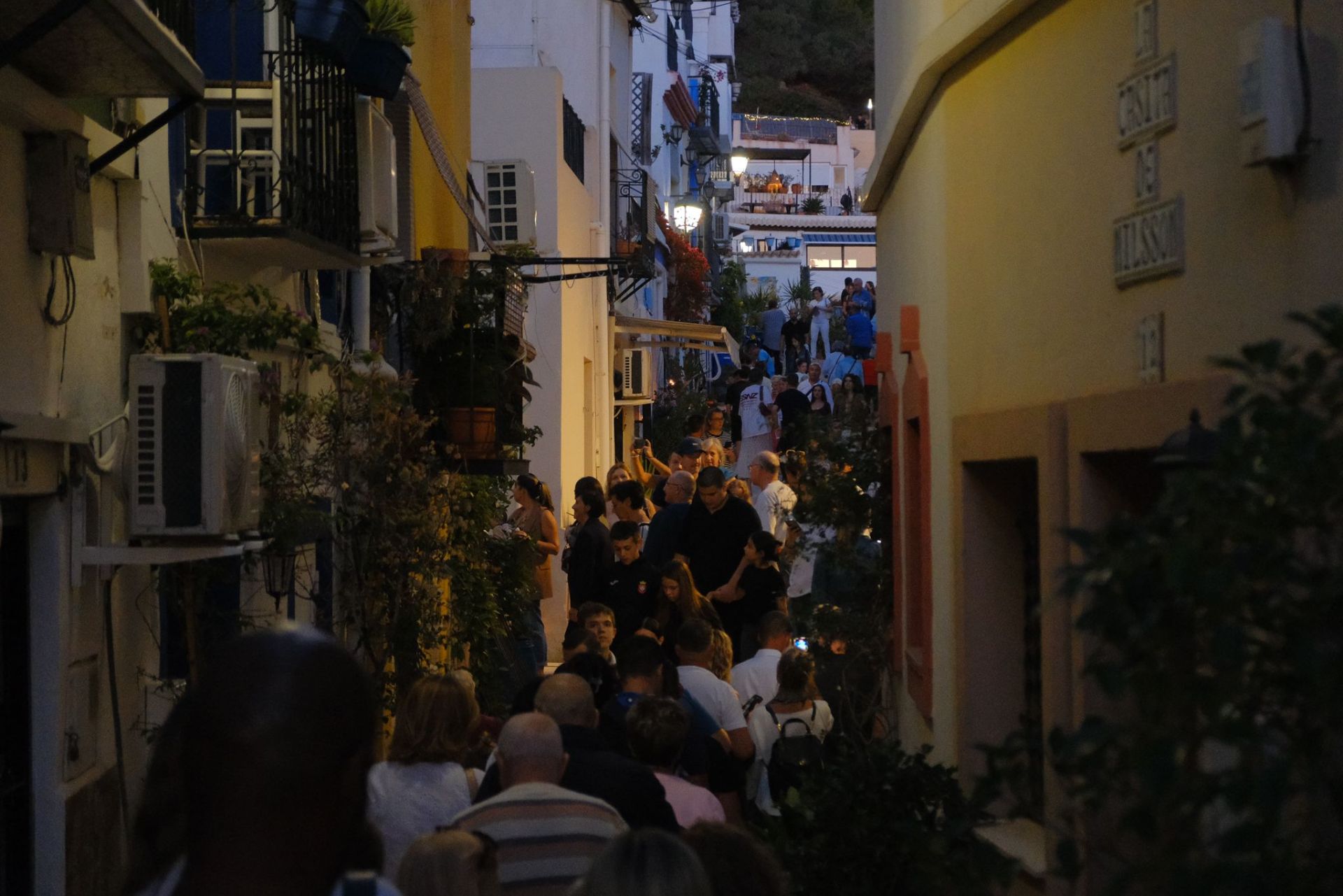 Las velas marcan el camino en el barrio de Santa Cruz