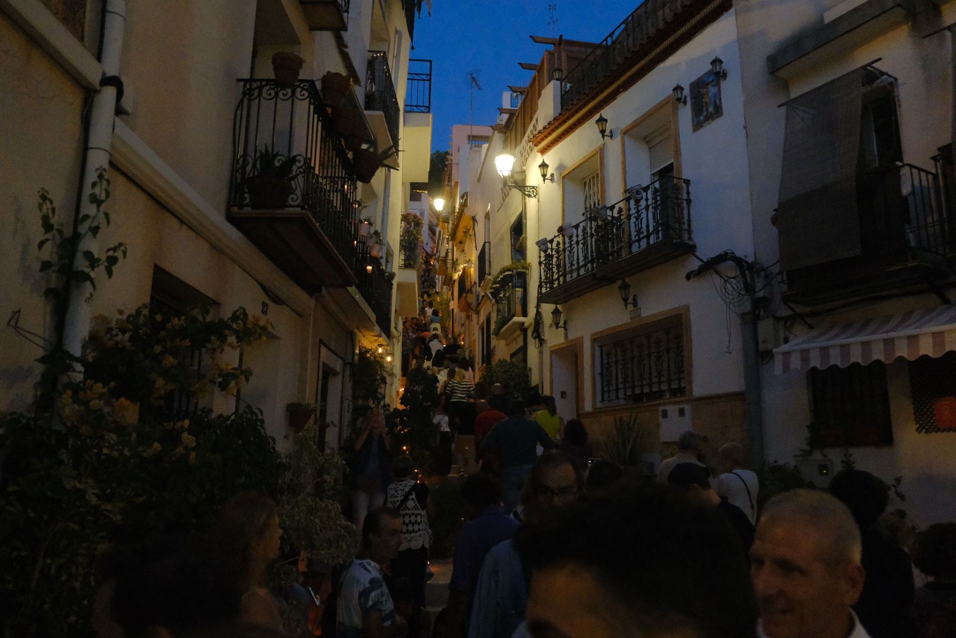 Las velas marcan el camino en el barrio de Santa Cruz