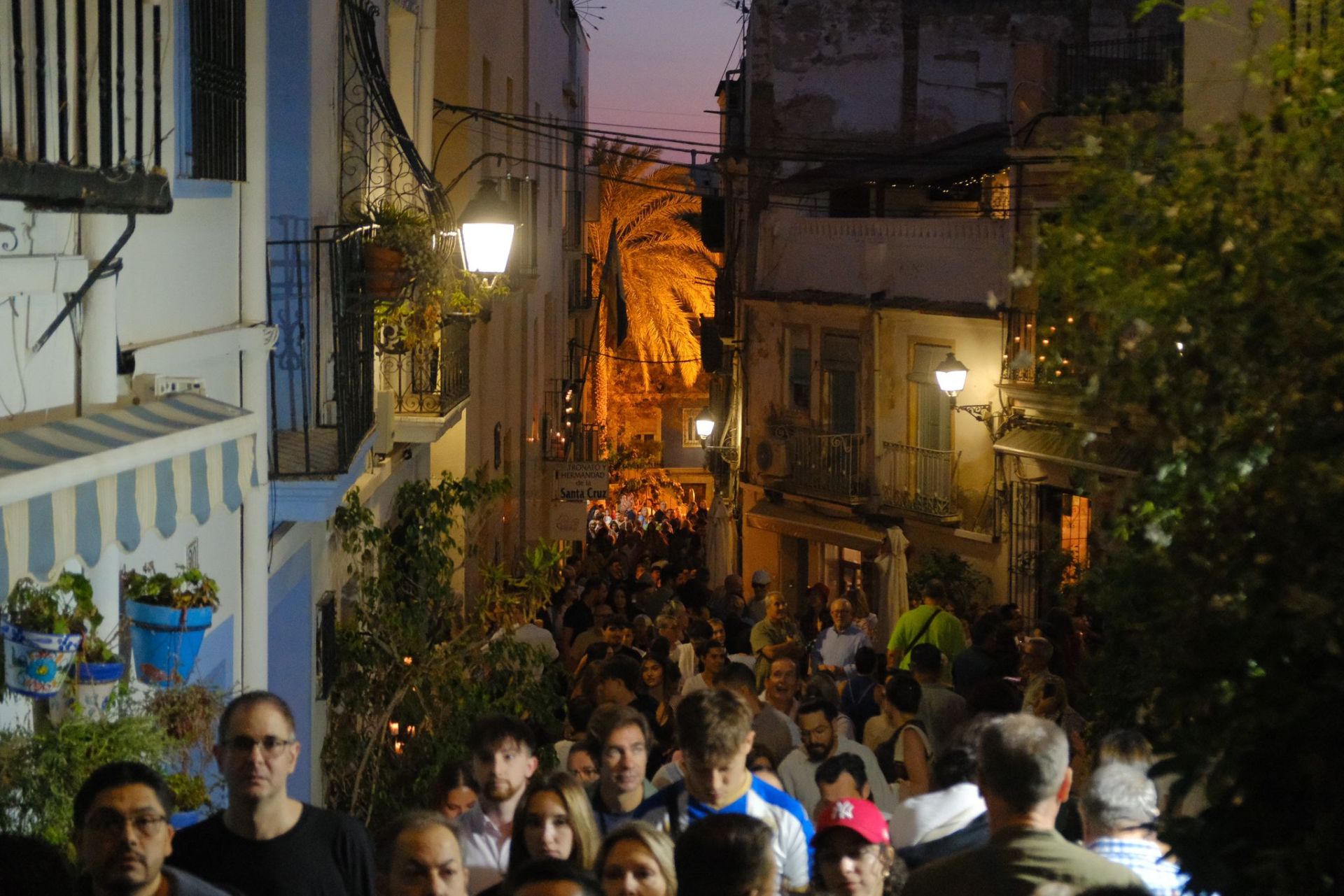 Las velas marcan el camino en el barrio de Santa Cruz