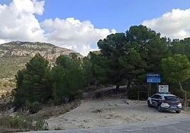 Coche de la Guardia Civil en el paraje del Maigmó.