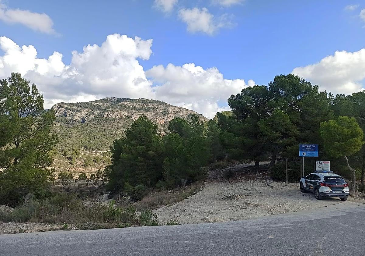 Coche de la Guardia Civil en el paraje del Maigmó.