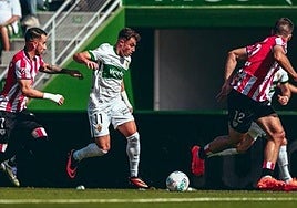 Germán Valera disputa un balón en la primera mitad.