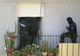 Dos agentes de la Policía Nacional, durante una intervención con un joven atrincherado en su casa de Elche, en una imagen de archivo.