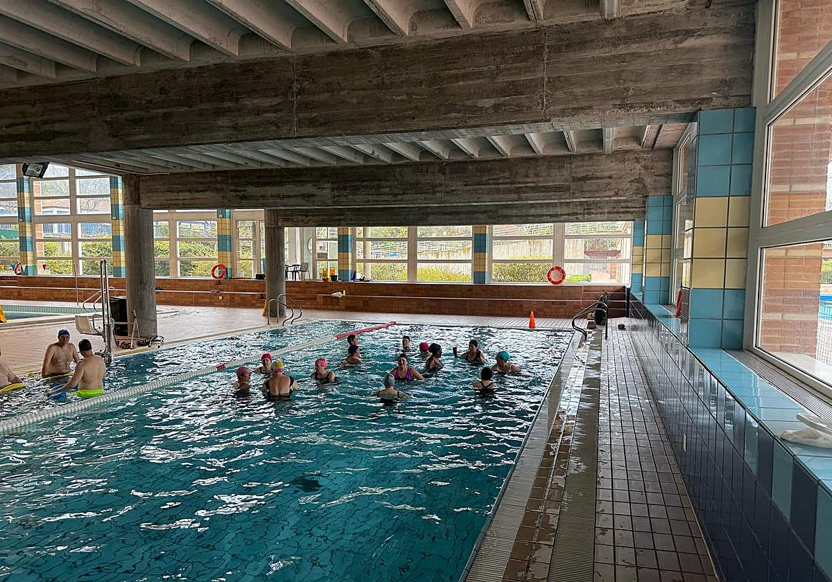Ciudadanos practican ejercicio en una de las piscinas municipales.