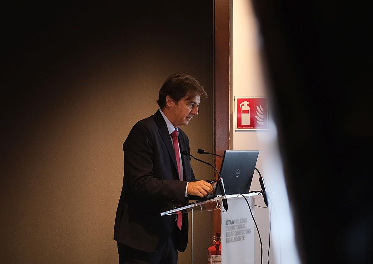 Imagen secundaria 1 - 1. Sebastián Fernández, secretario autonómico de Vivienda. Conselleria de Servicios Sociales, Igualdad y Vivienda. 2. Carlos de Juan. presidente del Patronato Municipal de la Vivienda 3. María José Peñalver, Representante del Consejo Superior de los Colegios de Arquitectos de España (CSCAE).