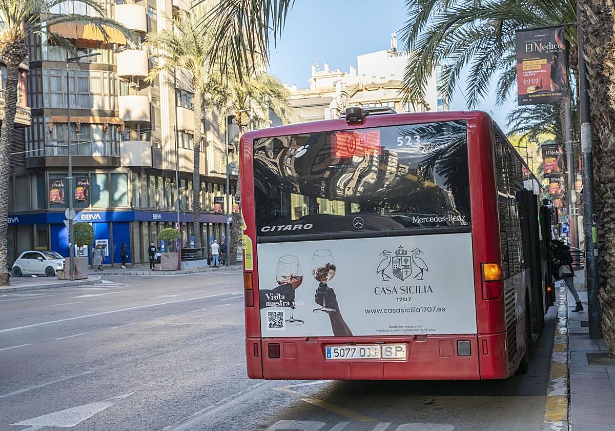 A bus at the Alfonso el Sabio stop in Alicante.