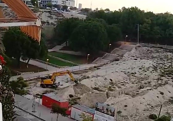 Una excavadora en los terrenos del centro de salud del Pau 2-La Torreta.