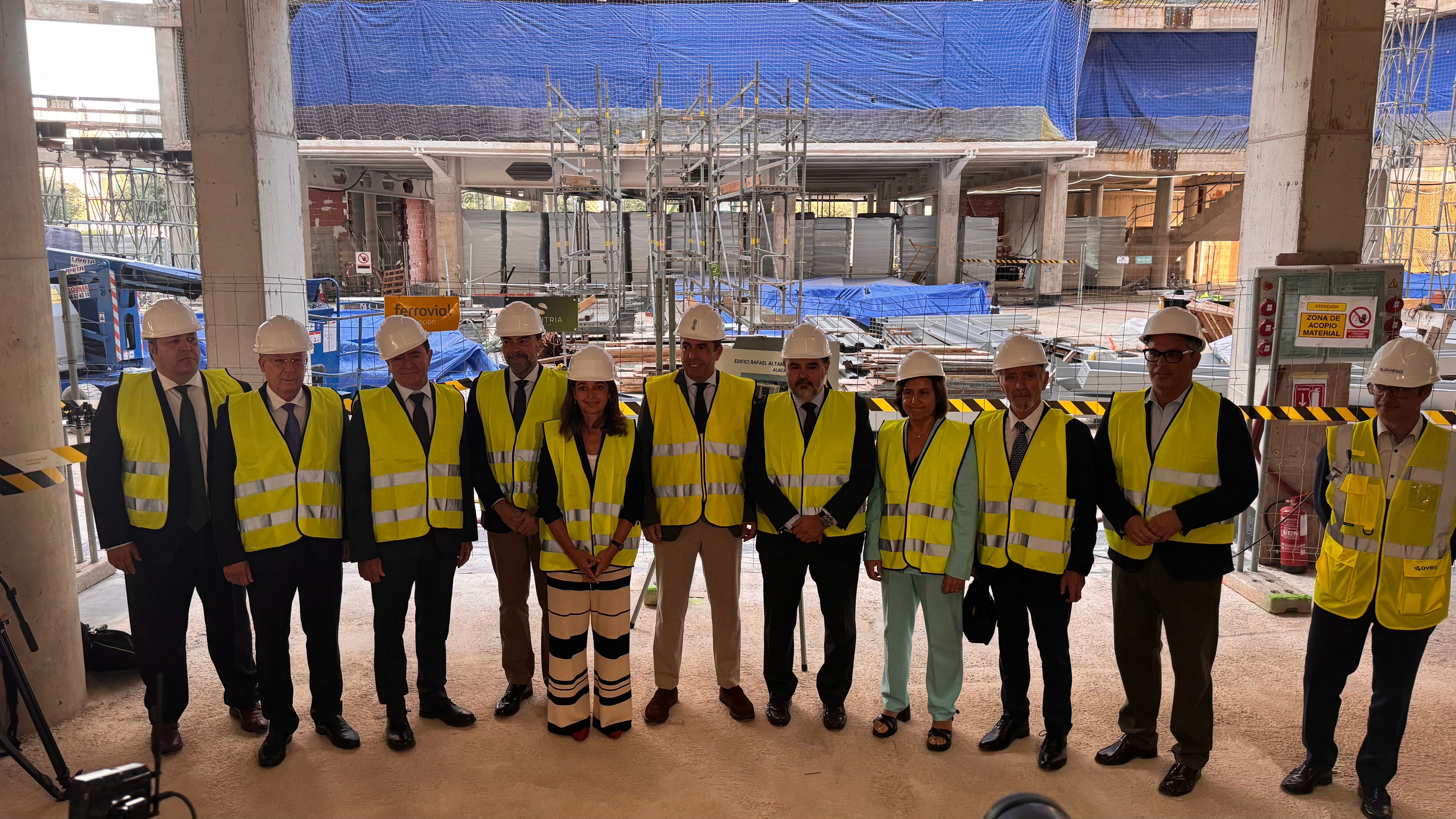 Imagen principal - Imágenes de la visita a las obras de la Ciudad de la Justicia de Alicante.