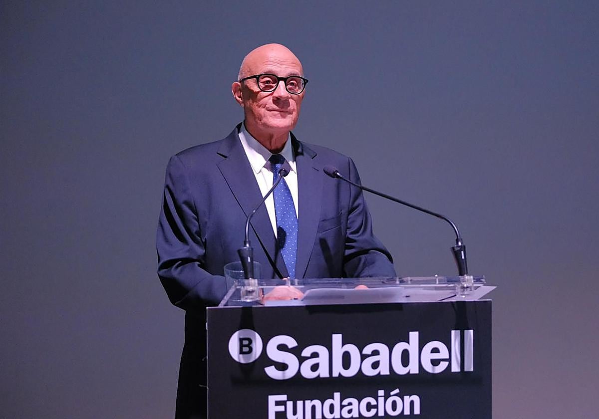 Imagen principal - Alicante elige la mejor coca de mollitas en un día para la historia: un récord de 108 metros