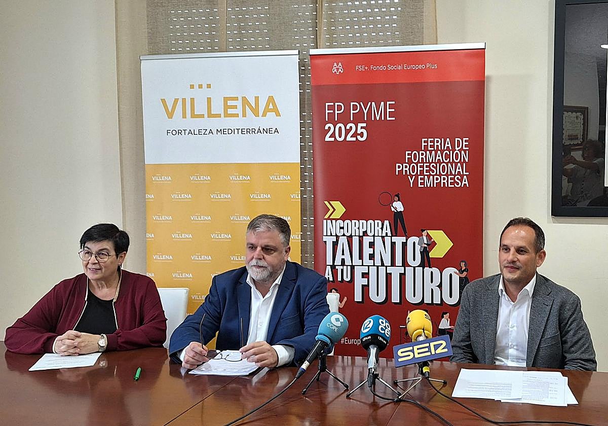 The Councillor for Employment and Economic Development, Paula García; the Mayor of Villena, Fulgencio Cerdán, and the Director General of the Chamber of Commerce, Rafael Fernández.