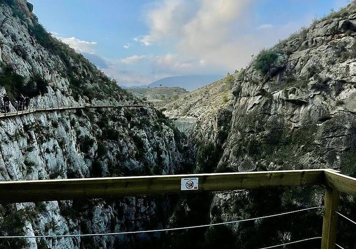 First phase of the Relleu walkway, with the gorge where the path will end on the right and the dam in the background.