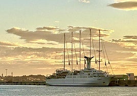 El Club Med 2 este martes en el puerto de Alicante.