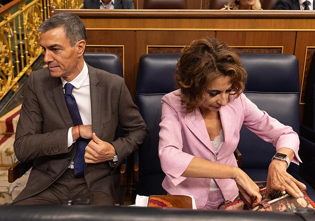El presidente del Gobierno, Pedro Sánchez, y la vicepresidenta primera y ministra de Hacienda, María Jesús Montero.