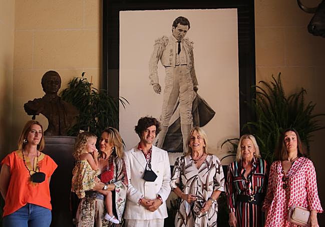 Morante, alongside the Manzanares family and councillor Mari Carmen de España, before the bust he donated of the Maestro and the portrait, original by Chimo Pérez, visible at the entrance to the arena through the Puerta Grande
