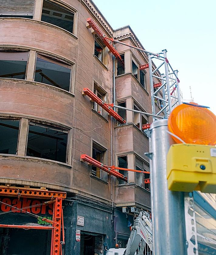 Imagen secundaria 2 - Demolition process of the Maisonnave building and conservation of the General Lacy facade.
