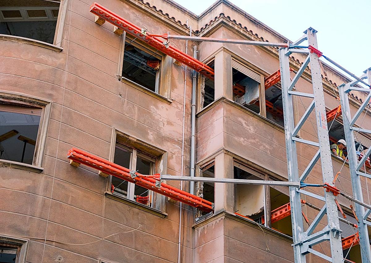 Imagen secundaria 1 - Demolition process of the Maisonnave building and conservation of the General Lacy facade.