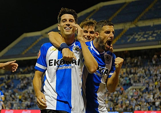 Colomina celebra el 3-0 junto a Fran Sol y Slavy.