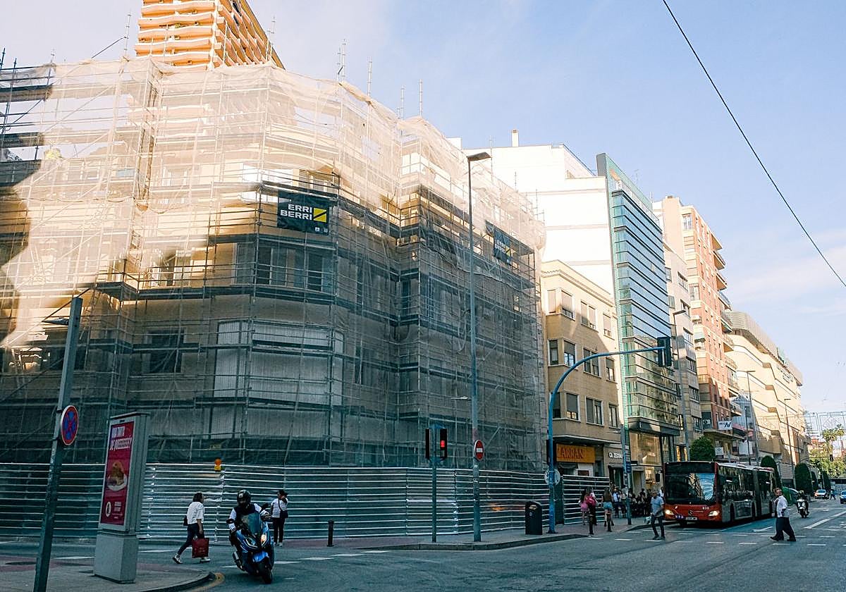 Derribo del antiguo edificio Sfera en la avenida Maisonnave de Alicante.