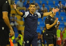 Rubén Torrecilla alza los brazos en el Rico Pérez en el choque de este miércoles.