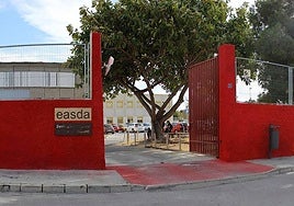 Acceso a la Escuela de Arte y Superior de Diseño de Alicante.
