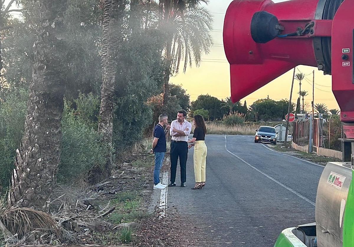 El alcalde Pablo Ruz supervisa los trabajos de fumigación junto a la edil de Sanidad, Inma Mora, en Asprillas.