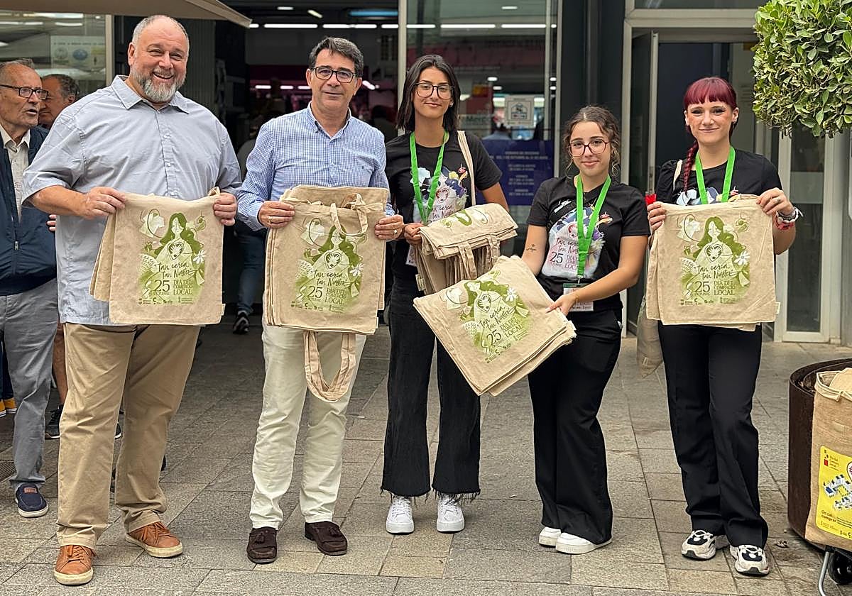 El concejal de Comercio, Vicente Pastor, y el alcalde de San Vicente del Raspeig, Pachi Pascual, con las bolsas de promoción del comercio.