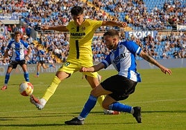 Aranda centra con la izquierda ante el Villarreal B.